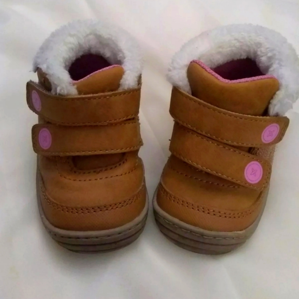 Adorable size 3 months baby boots~like new